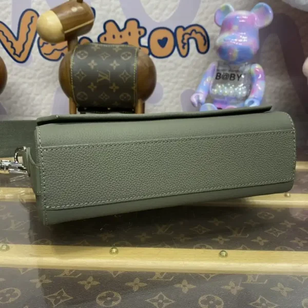 Louis Vuitton Takeoff Messenger - Image 9