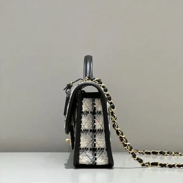 CHANEL 22K Postman Woolen Tofu Bag - Image 3