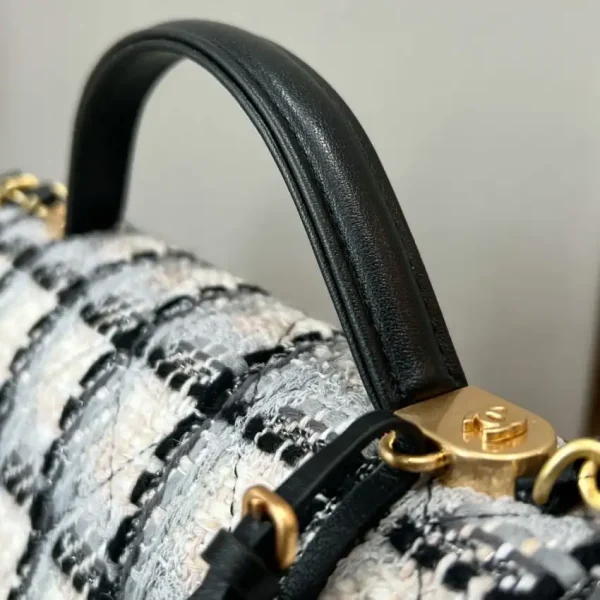 CHANEL 22K Postman Woolen Tofu Bag - Image 4