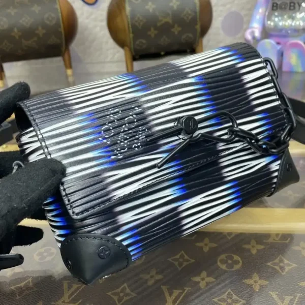 Louis Vuitton Steamer Wearable Wallet II - Image 4
